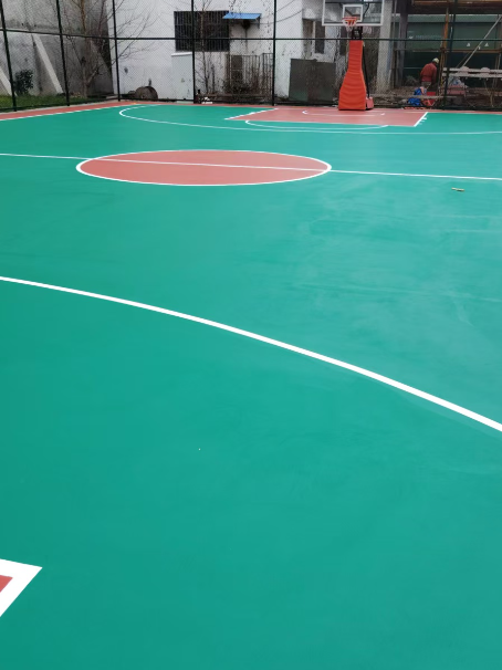 久治 球场长期使用易出现地面开裂